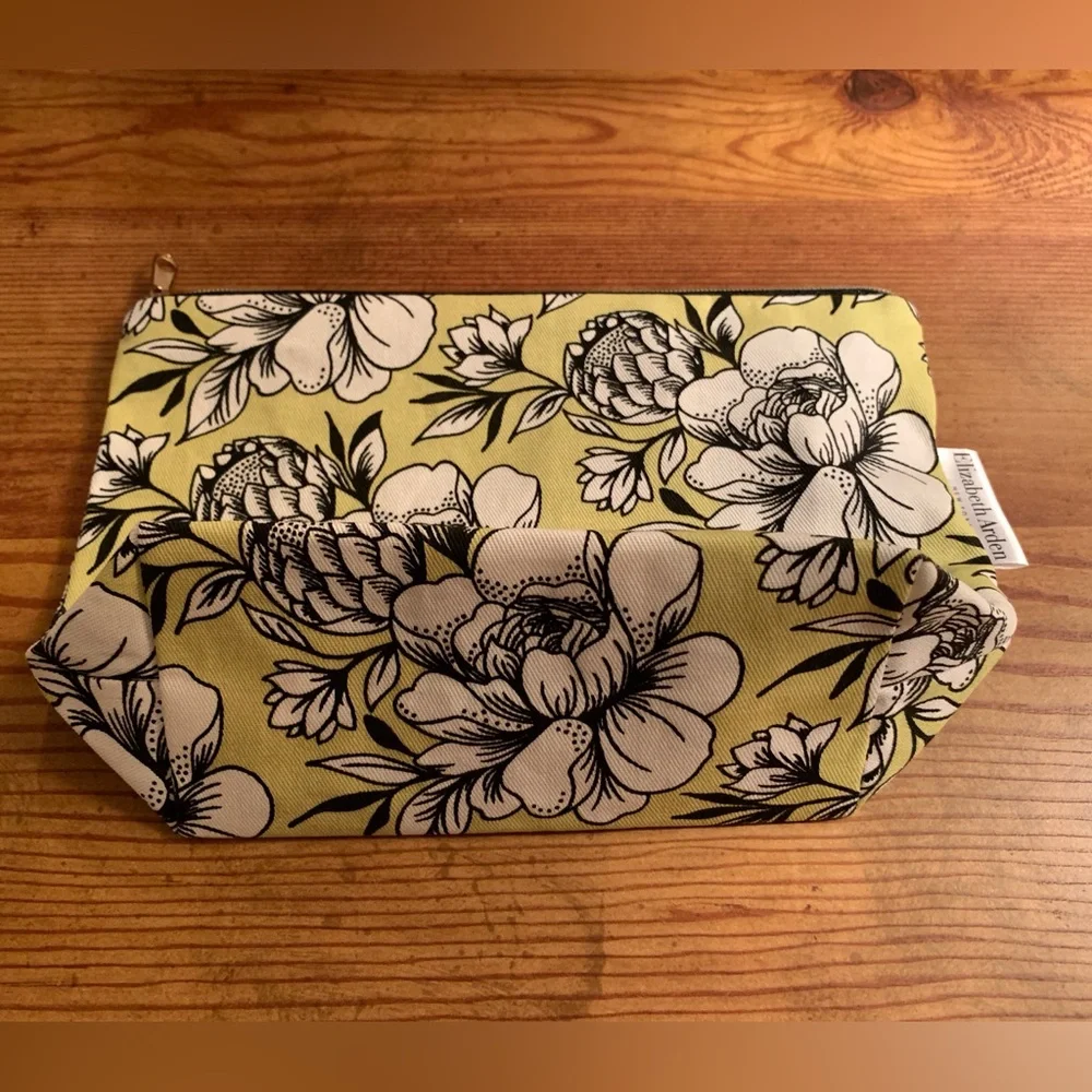 Elizabeth Arden Cosmetic Bag - Picture 8 of 8